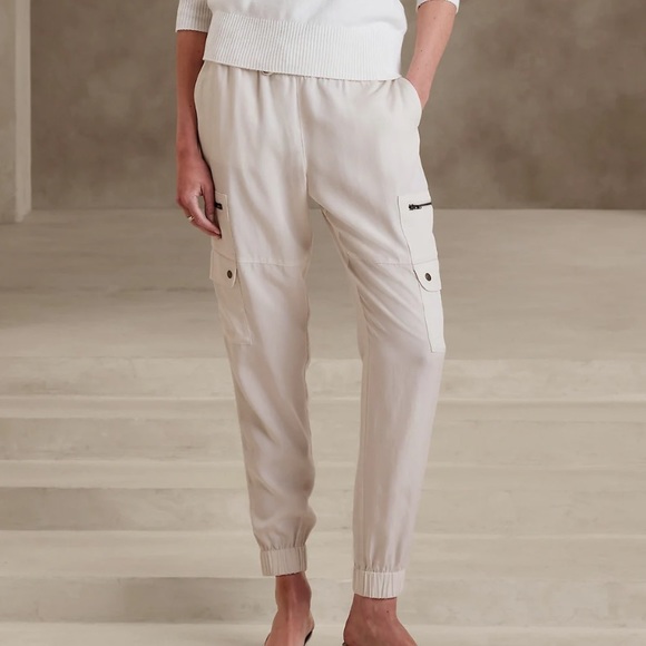 Banana Republic Super Soft Cargo Jogger - Transition Cream - Small. NWOT - Picture 2 of 10